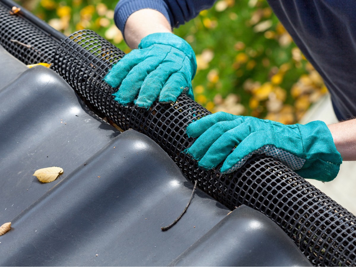 Dachrinnenreinigung und Laubschutzgitter anbringen