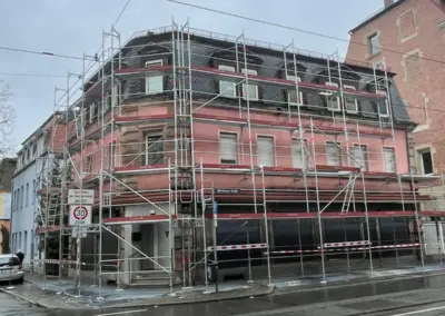 Eingerüsteter Altbau während der Fassadenarbeiten