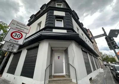 Fertig gestrichenes Altbau-Eckhaus nach dem Fassadenanstrich