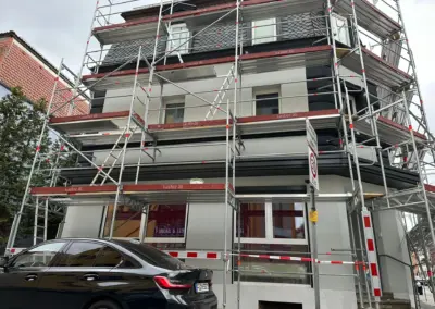Altbau-Eckhaus in Nürnberg eingerüstet vor dem Fassadenanstrich