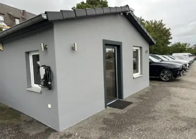 Betriebsgebäude mit neuem grauen Fassadenanstrich