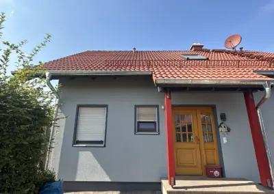 Einfamilienhaus mit frischem grauen Fassadenanstrich
