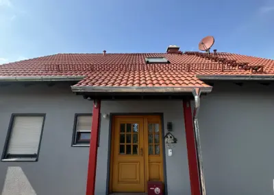 Frisch gestrichene Hausfassade mit farblich abgesetztem Eingangsbereich