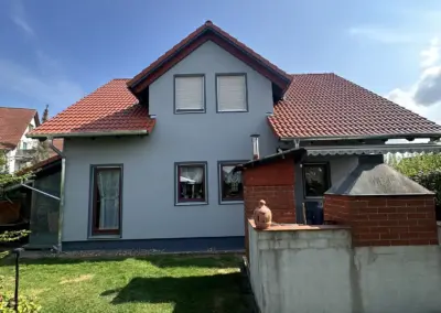 Gartenansicht eines frisch gestrichenen Einfamilienhauses
