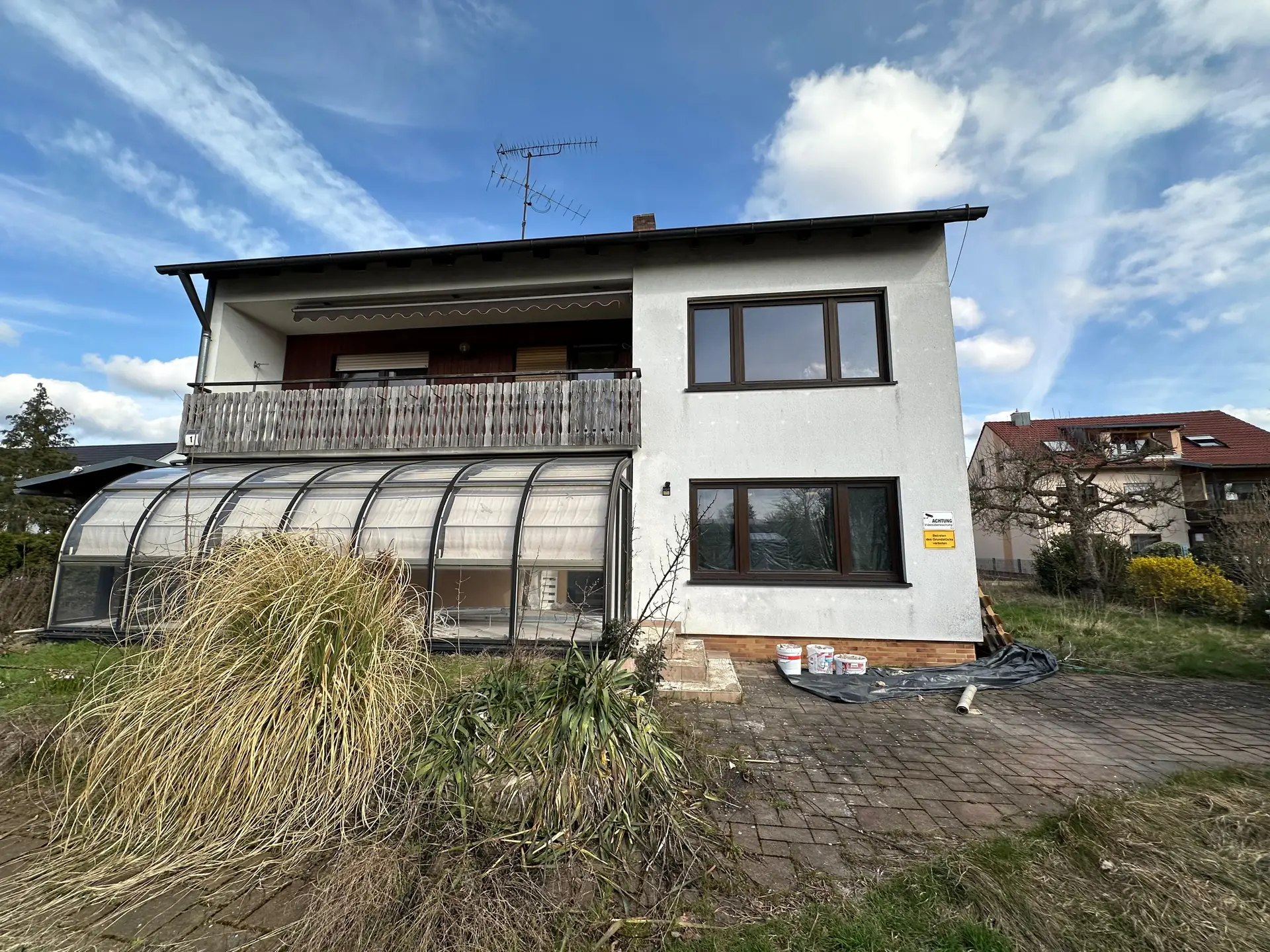 Verwitterte, kreidende Fassade — ein Fall für den Neuanstrich