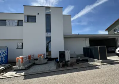 Modernes Einfamilienhaus mit weißem Fassadenanstrich