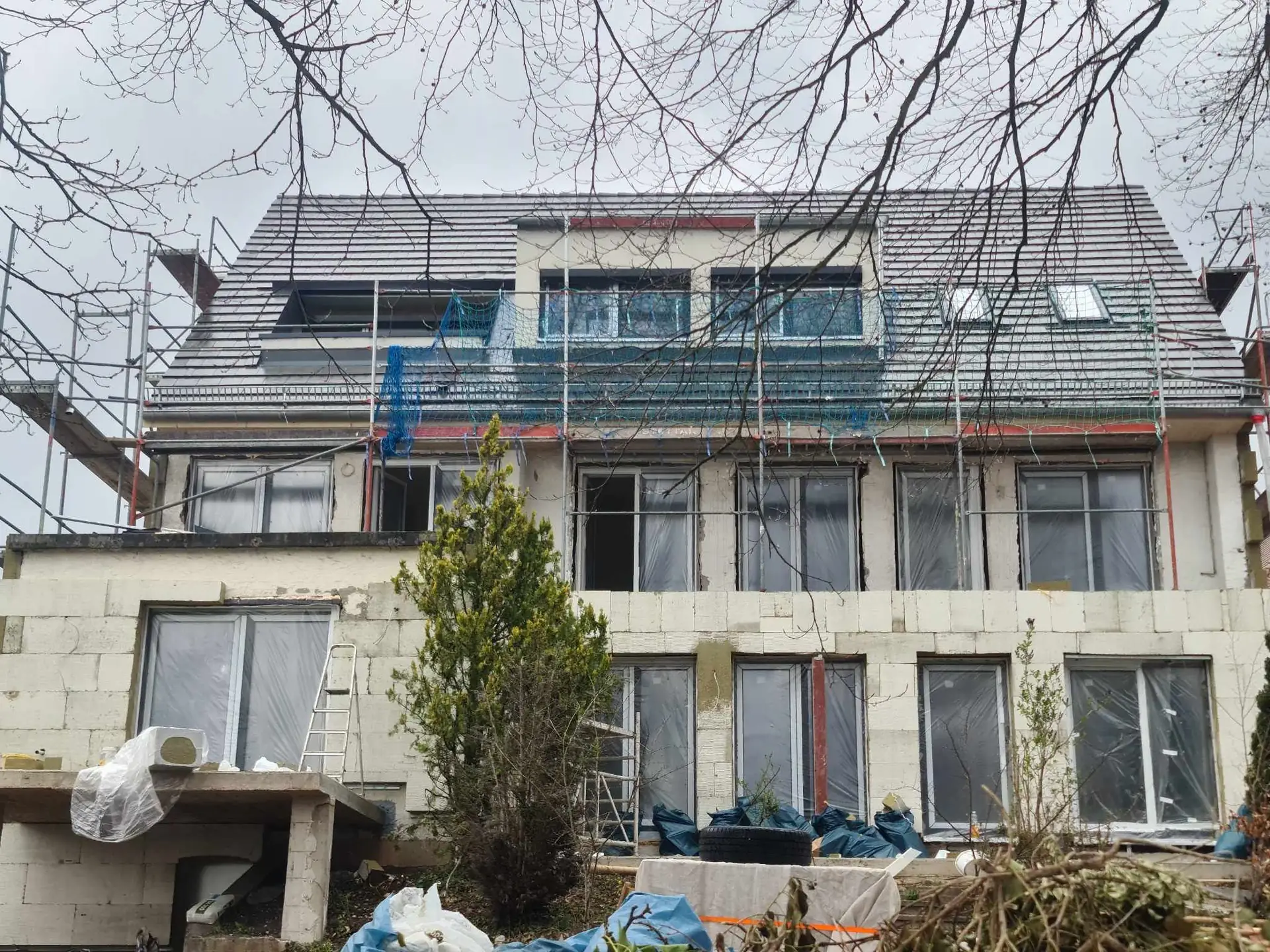 Gründliche Vorbereitung der Fassade vor dem Anstrich