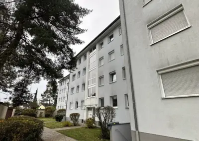 Frisch gestrichene Wohnanlage nach dem Fassadenanstrich