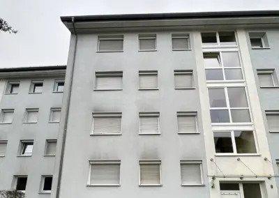 Wohnblock mit hellem Neuanstrich der Fassade