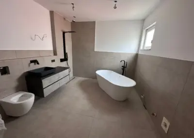Renoviertes Badezimmer nach Abschluss der Malerarbeiten