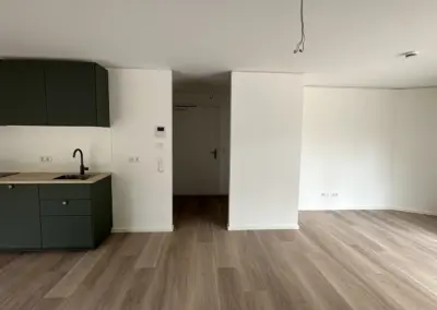 Weiß gestrichene Wände in einer frisch renovierten Wohnung