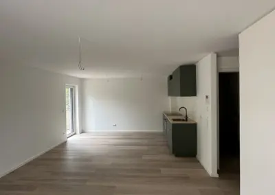 Innenanstrich einer Wohnung mit offener Wohnküche