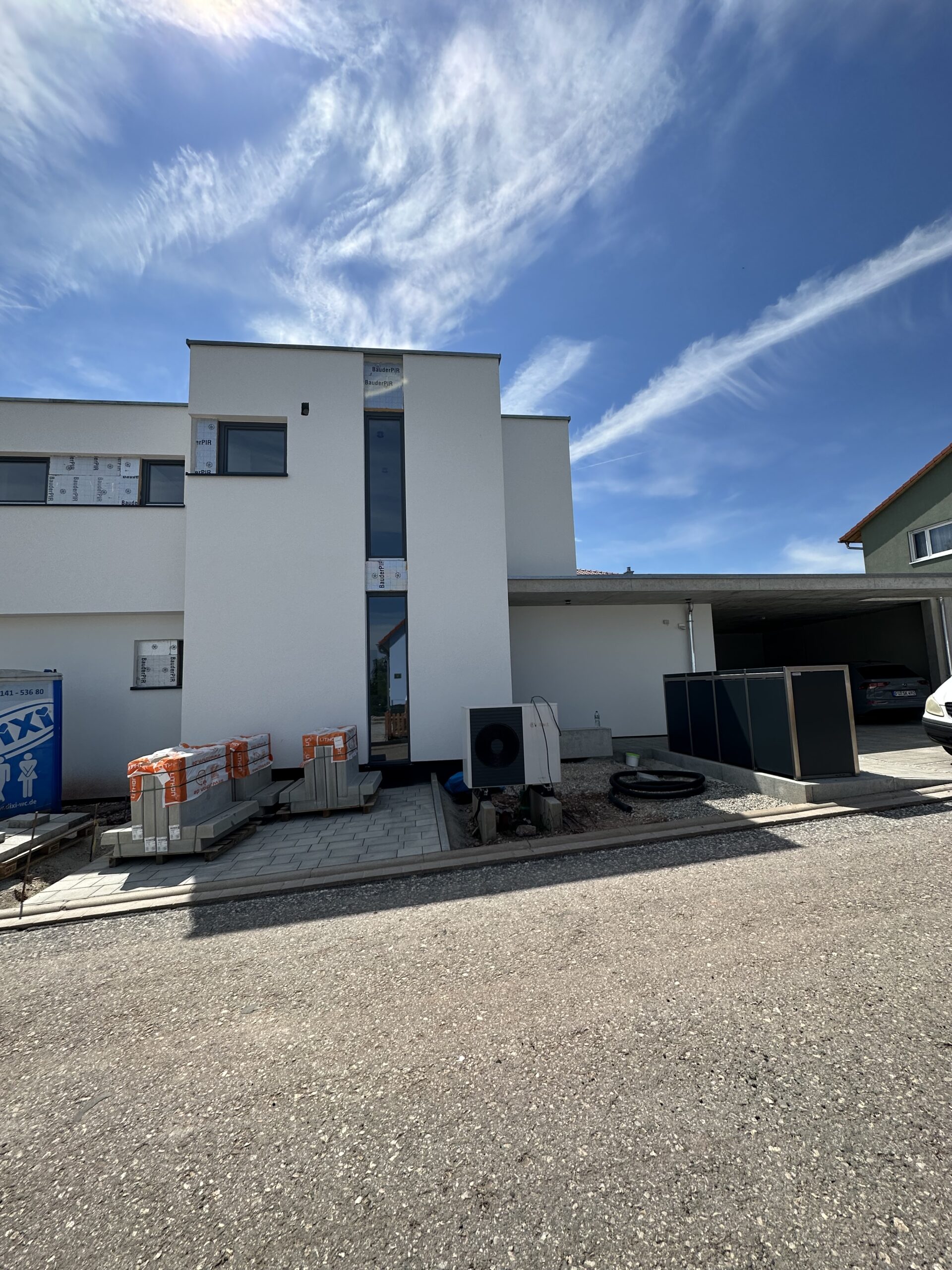 Professionell gestrichene Außenfassade eines modernen Gebäudes in Nürnberg<br />
